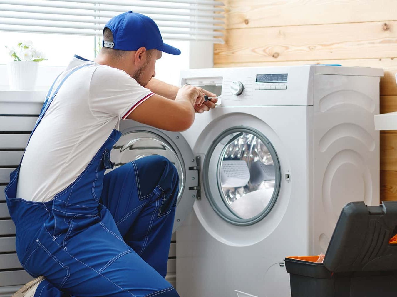 Técnico del servicio técnico Balay reparando electrodoméstico en Burgos